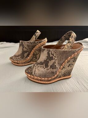 Boutique 9 tall wedge size 6